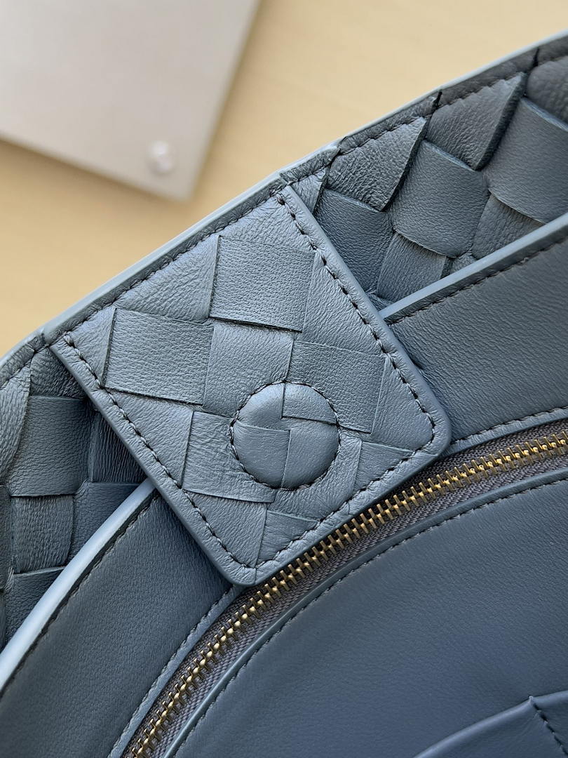 Bottega Veneta BV 766016 Medium Andiamo Suede BV90135