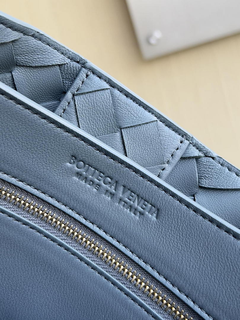 Bottega Veneta BV 766016 Medium Andiamo Suede BV90135