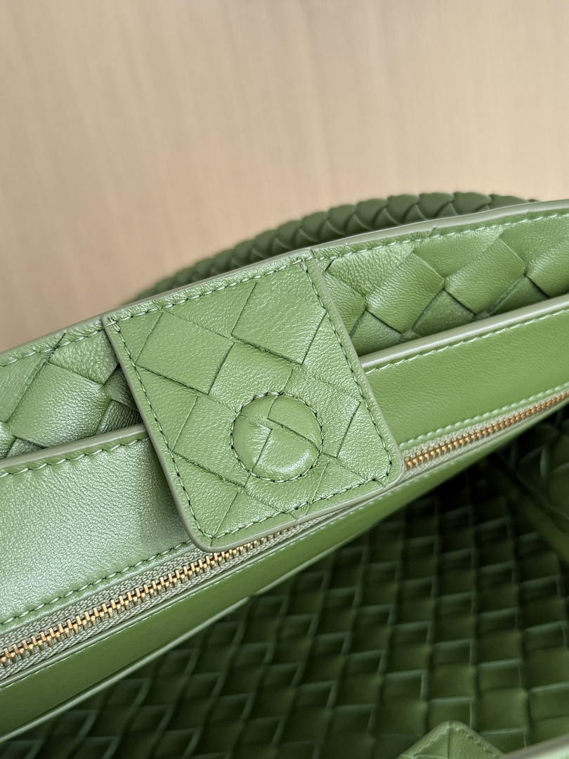 Bottega Veneta BV 766016 Medium Andiamo Suede BV90136