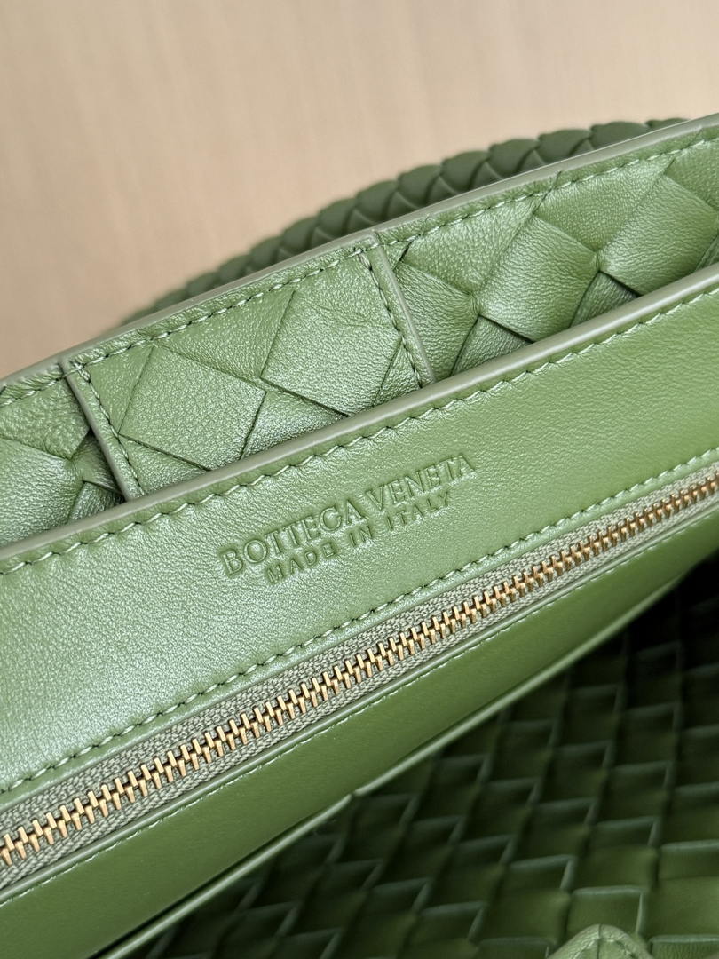Bottega Veneta BV 766016 Medium Andiamo Suede BV90136
