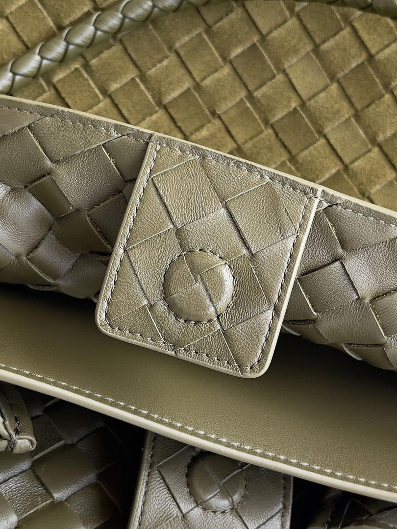 Bottega Veneta BV 766016 Medium Andiamo Suede BV90132