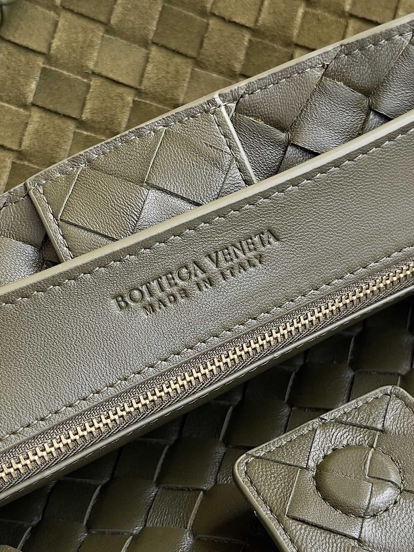 Bottega Veneta BV 766016 Medium Andiamo Suede BV90132