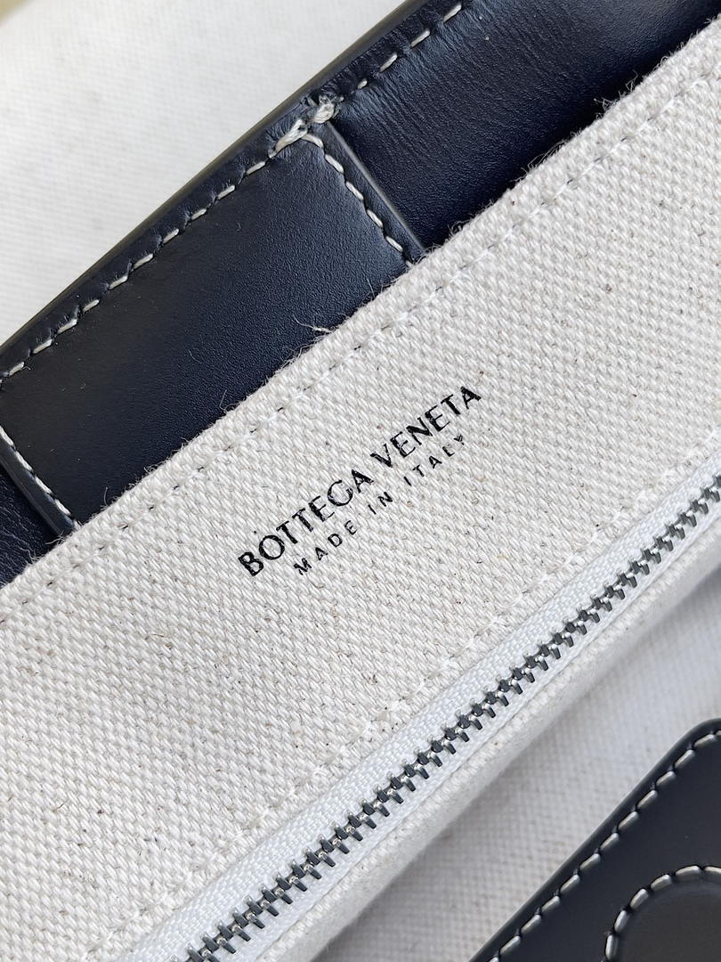 Bottega Veneta BV 766016 Medium Andiamo Suede BV90138