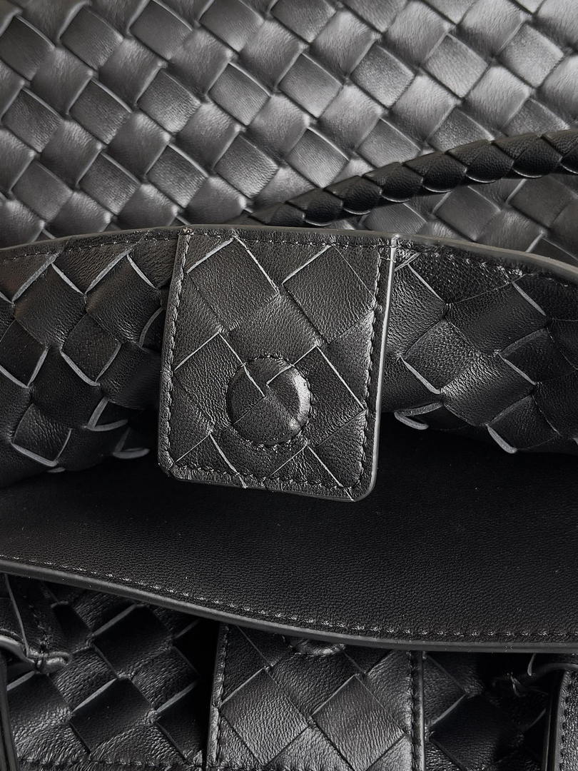 Bottega Veneta BV 766016 Medium Andiamo Lambskin BV90137 Black Silver