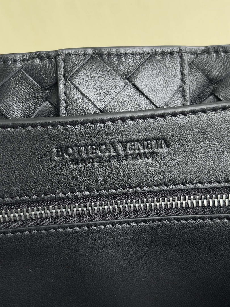 Bottega Veneta BV 766016 Medium Andiamo Lambskin BV90137 Black Silver