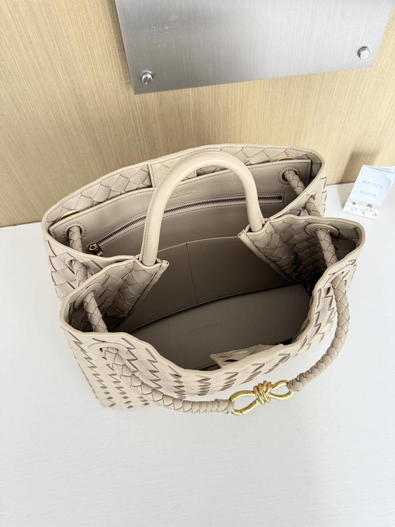 Bottega Veneta BV 766016 Medium Andiamo Lambskin BV90140