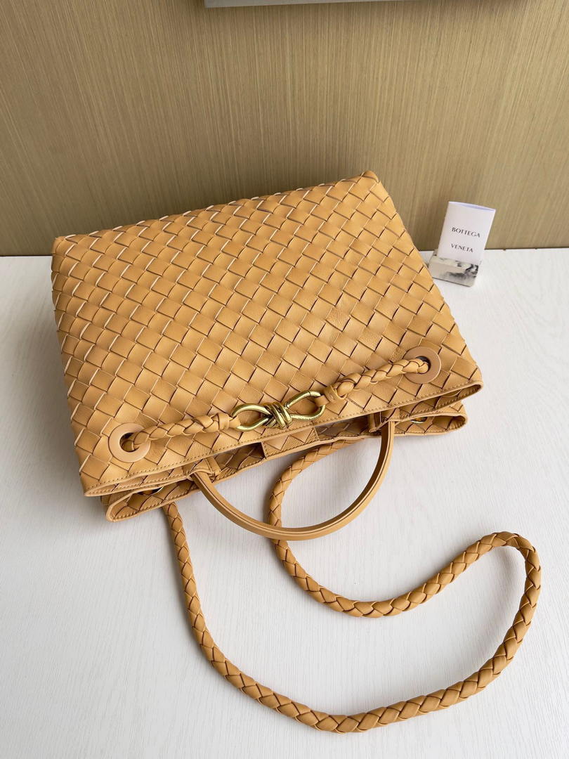 Bottega Veneta BV 766016 Medium Andiamo Lambskin BV90143