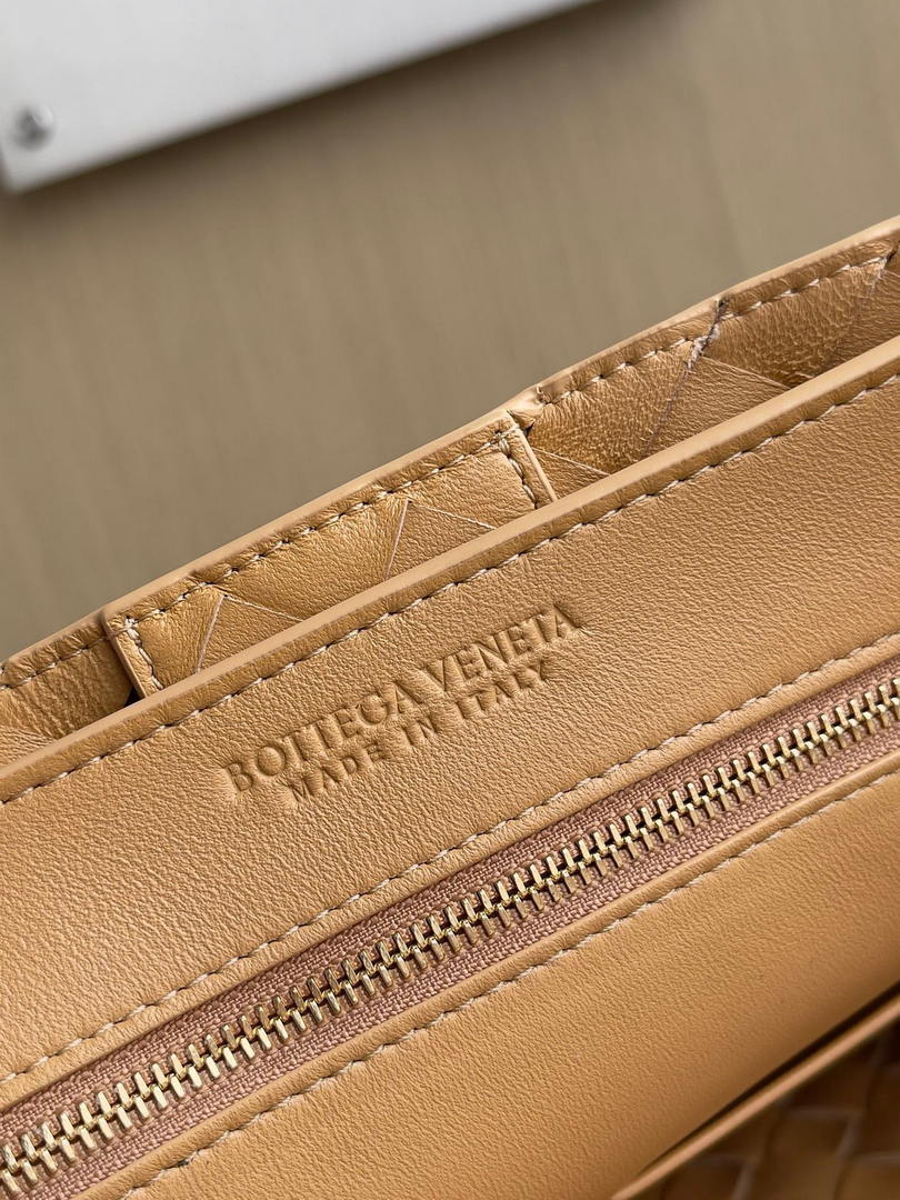 Bottega Veneta BV 766016 Medium Andiamo Lambskin BV90143