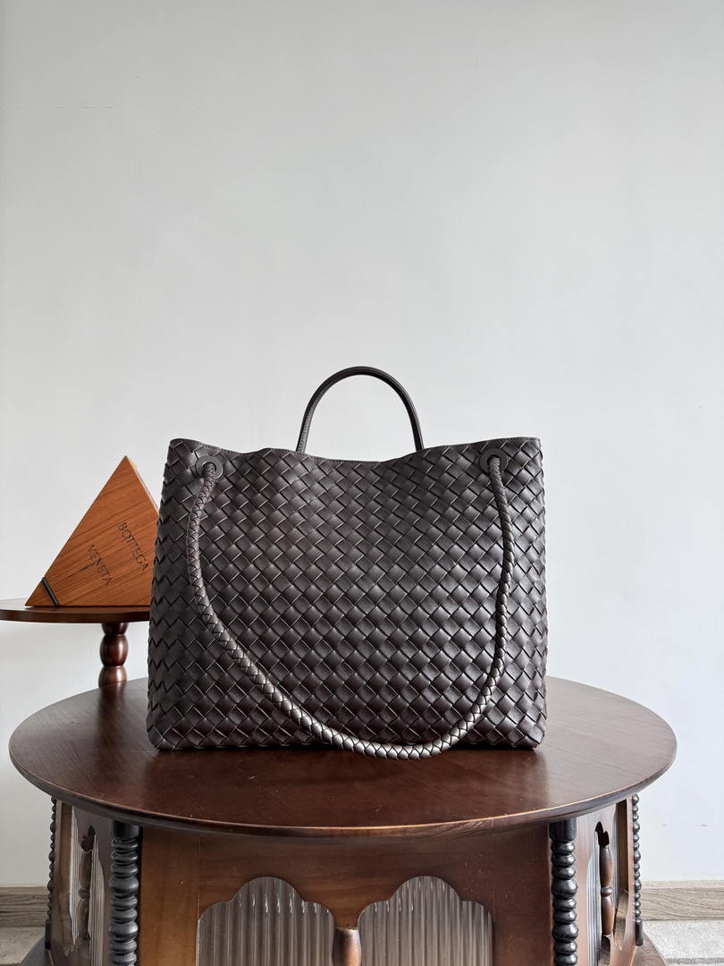 Bottega Veneta BV 766019 Large Andiamo bag BV9904