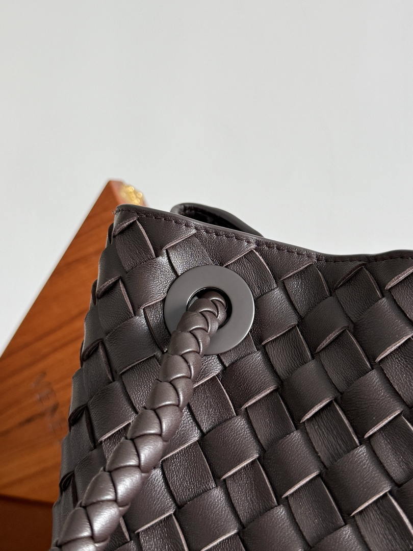 Bottega Veneta BV 766019 Large Andiamo bag BV9904