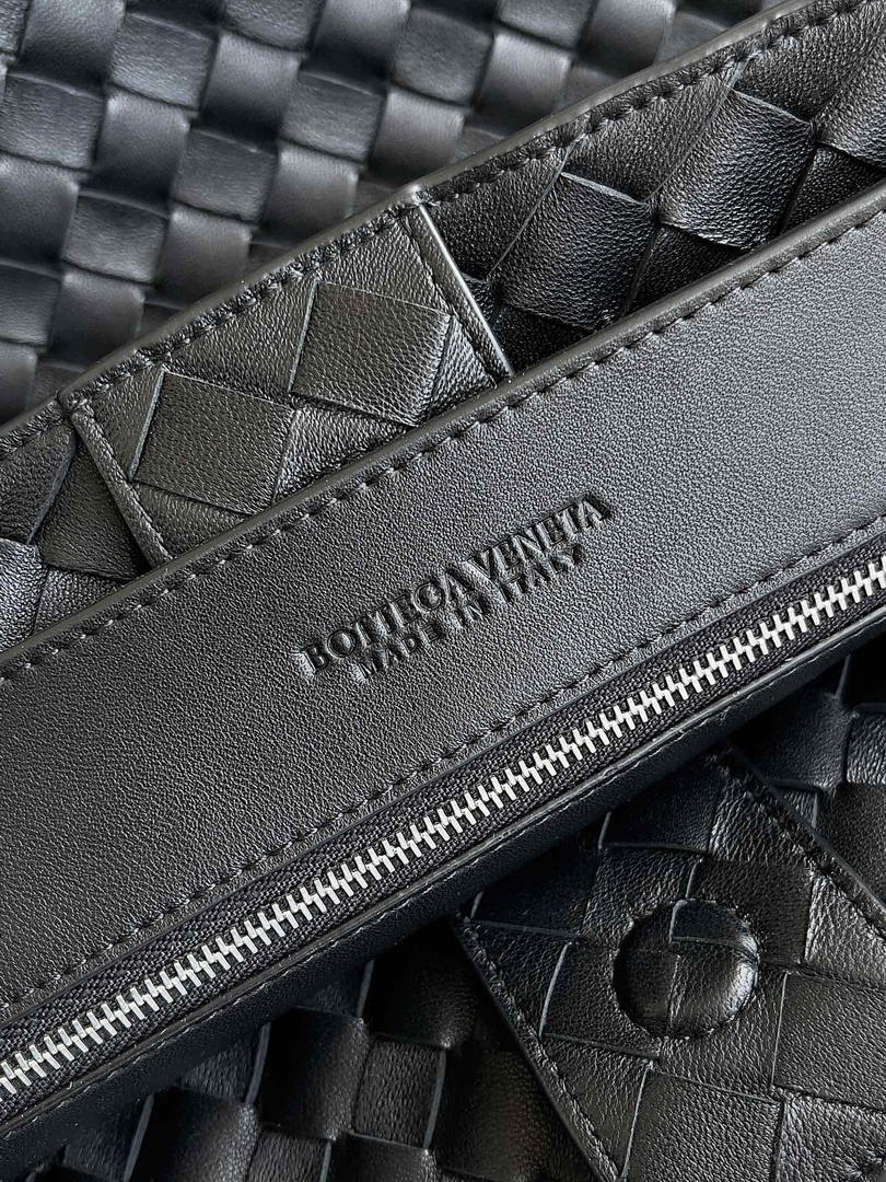 Bottega Veneta BV 766019 Large Andiamo bag BV9905
