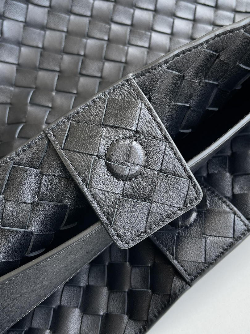 Bottega Veneta BV 766019 Large Andiamo bag BV9905