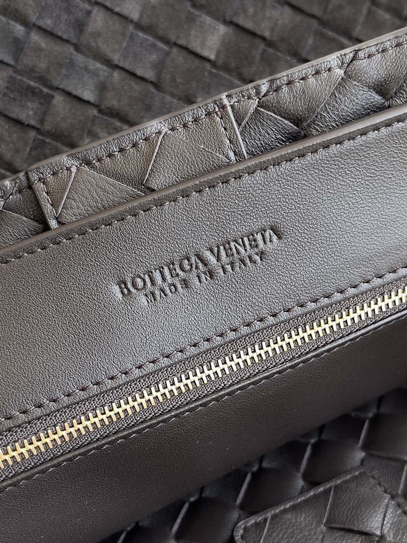 Bottega Veneta BV 766019 Large Andiamo bag BV9909 in Suede