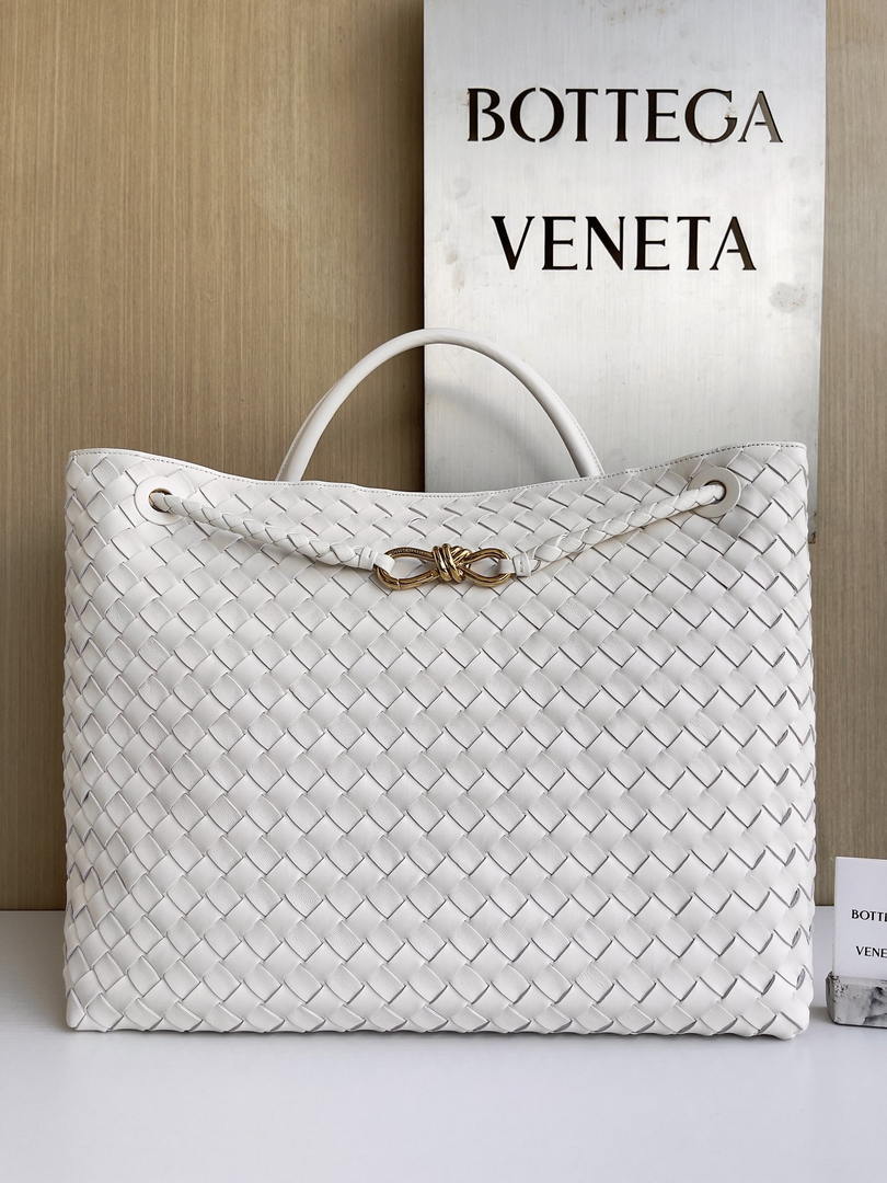 Bottega Veneta BV 766019 Large Andiamo fondant bag BV9911