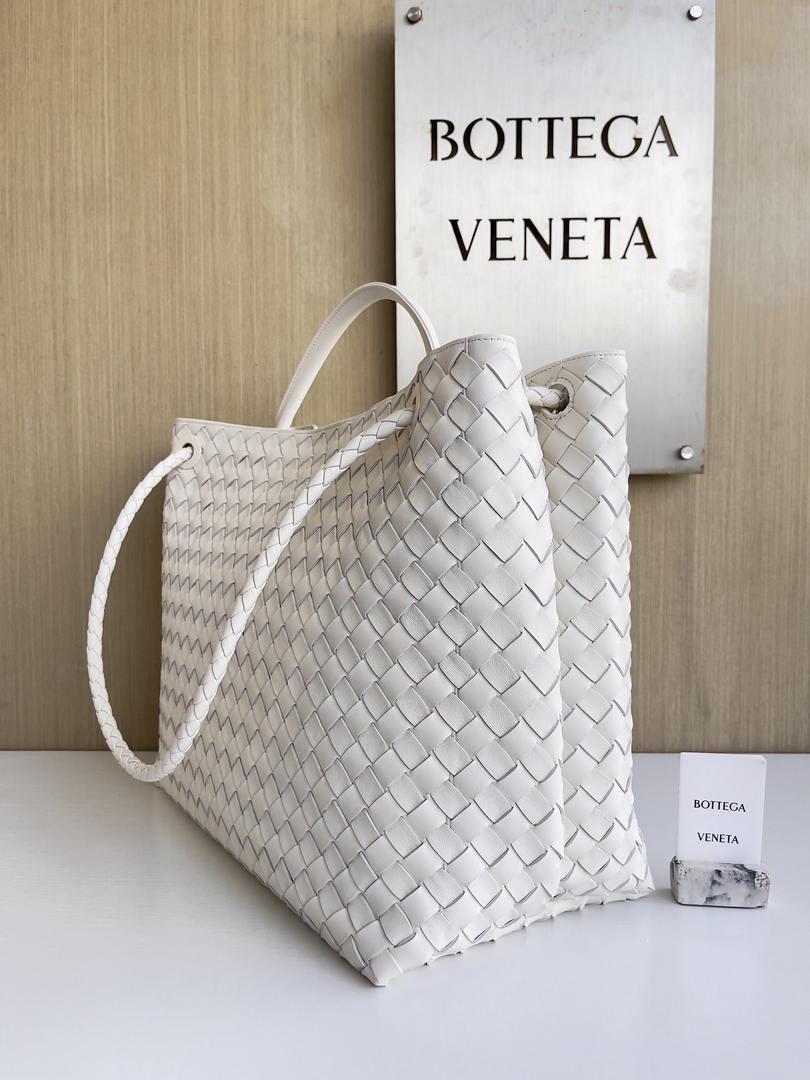 Bottega Veneta BV 766019 Large Andiamo fondant bag BV9911