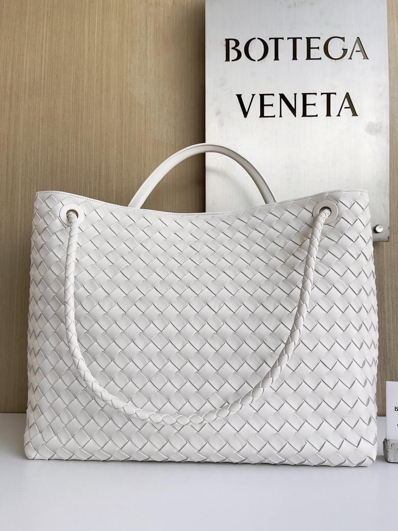 Bottega Veneta BV 766019 Large Andiamo fondant bag BV9911
