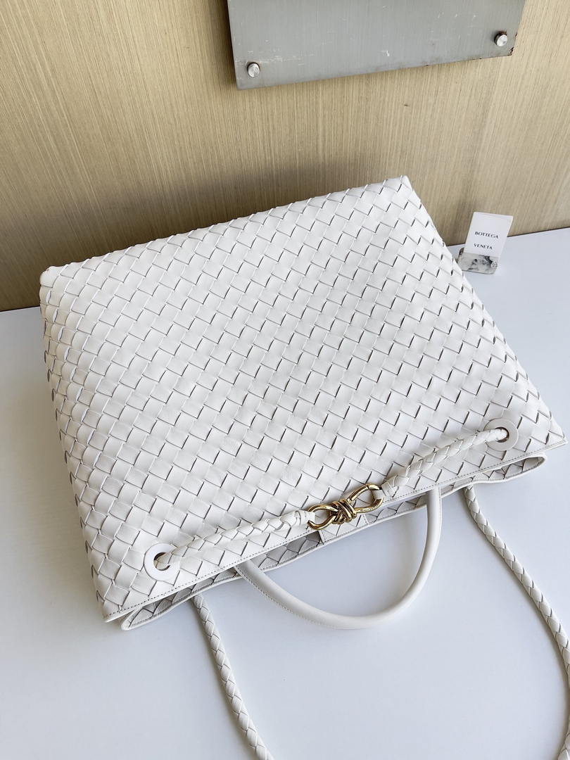 Bottega Veneta BV 766019 Large Andiamo fondant bag BV9911