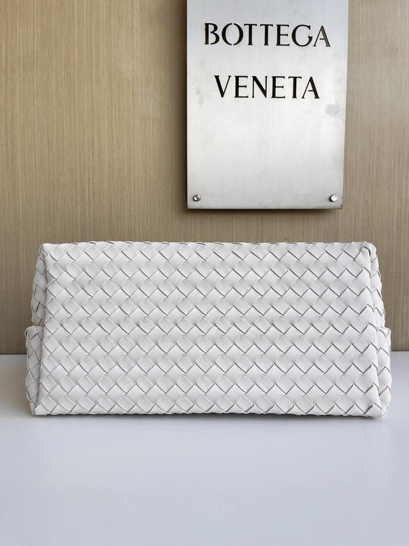 Bottega Veneta BV 766019 Large Andiamo fondant bag BV9911