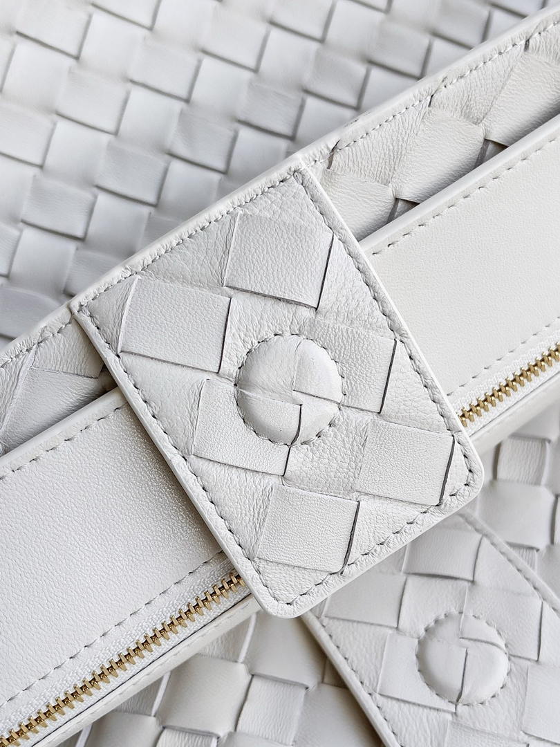 Bottega Veneta BV 766019 Large Andiamo fondant bag BV9911
