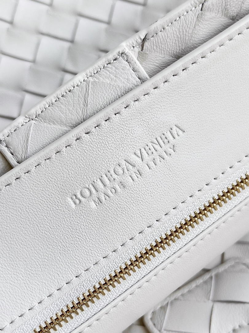 Bottega Veneta BV 766019 Large Andiamo fondant bag BV9911