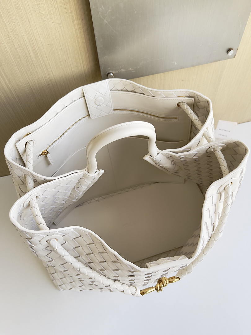 Bottega Veneta BV 766019 Large Andiamo fondant bag BV9911
