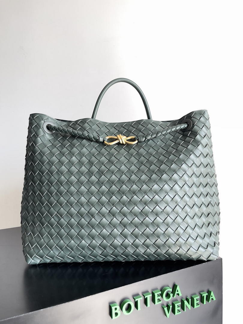 Bottega Veneta BV 766019 Large Andiamo fondant bag BV9910