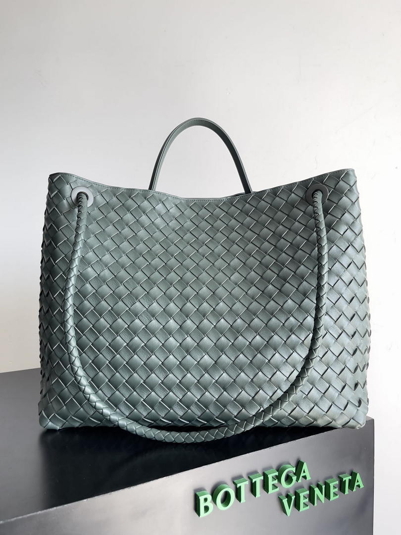 Bottega Veneta BV 766019 Large Andiamo fondant bag BV9910