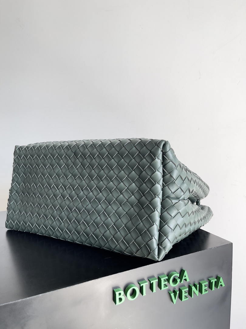 Bottega Veneta BV 766019 Large Andiamo fondant bag BV9910