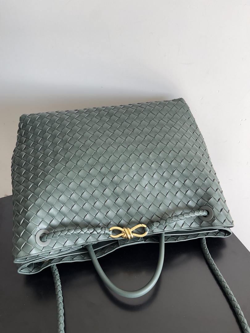 Bottega Veneta BV 766019 Large Andiamo fondant bag BV9910