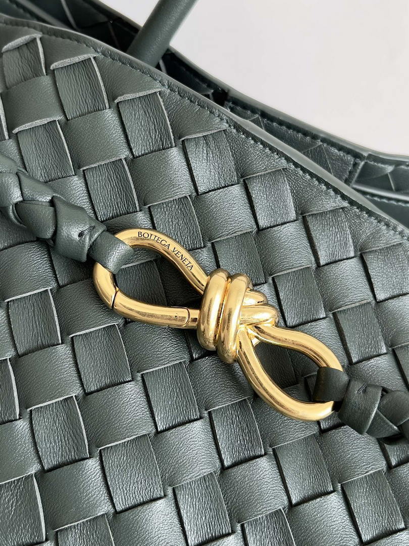 Bottega Veneta BV 766019 Large Andiamo fondant bag BV9910