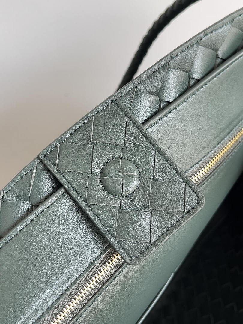 Bottega Veneta BV 766019 Large Andiamo fondant bag BV9910