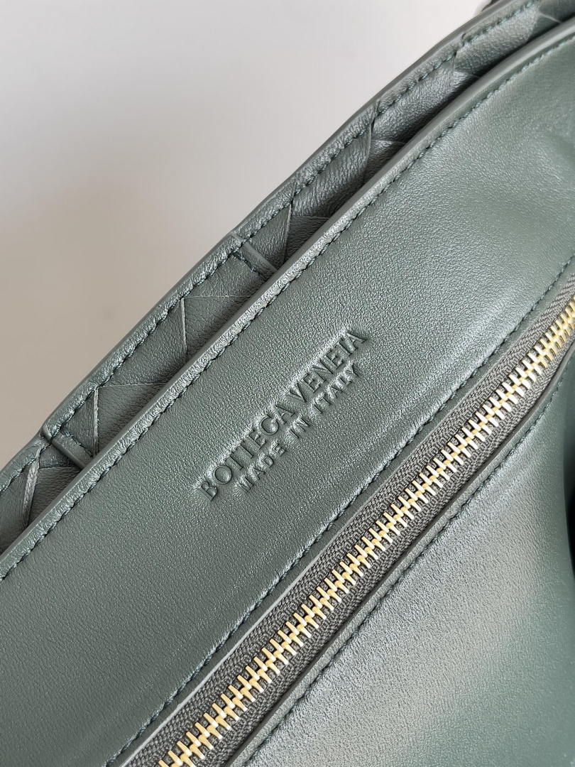 Bottega Veneta BV 766019 Large Andiamo fondant bag BV9910