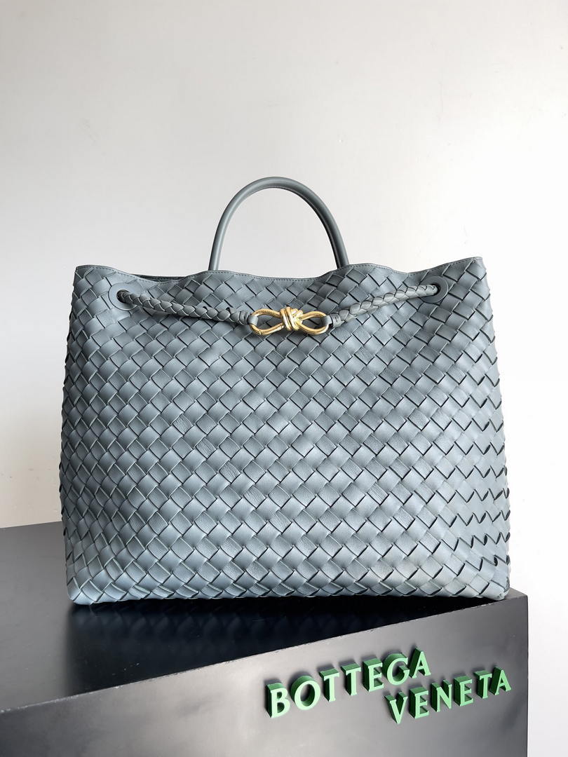 Bottega Veneta BV 766019 Large Andiamo fondant bag BV9912