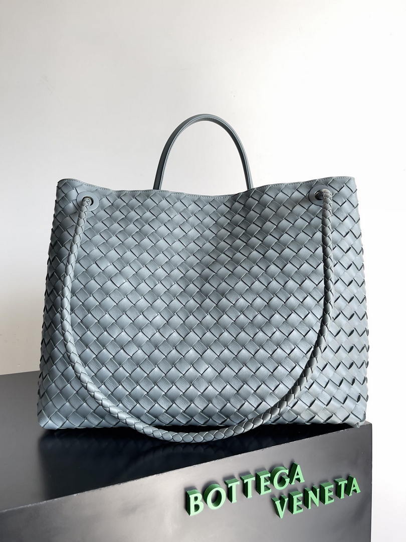 Bottega Veneta BV 766019 Large Andiamo fondant bag BV9912