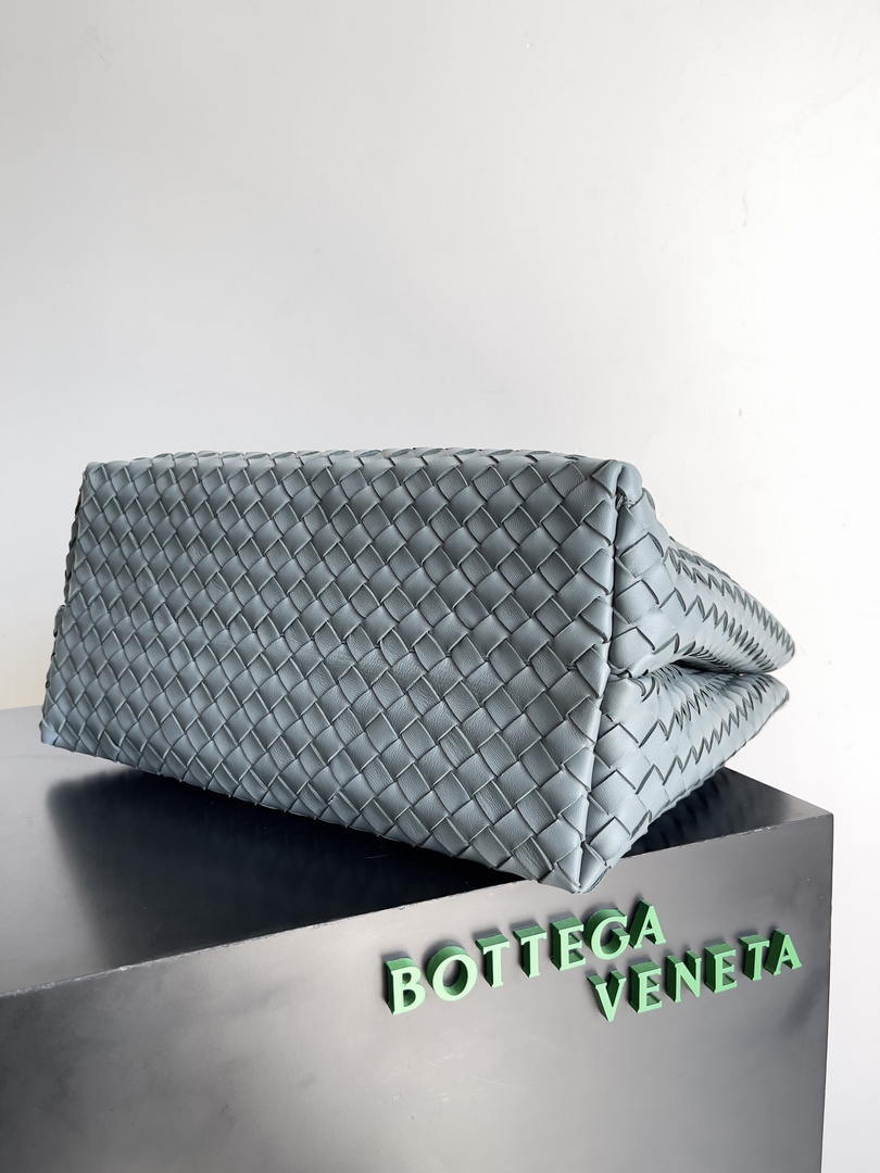 Bottega Veneta BV 766019 Large Andiamo fondant bag BV9912