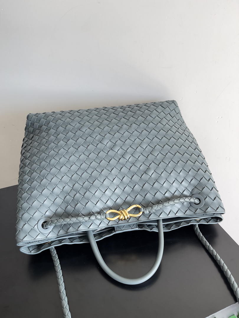 Bottega Veneta BV 766019 Large Andiamo fondant bag BV9912
