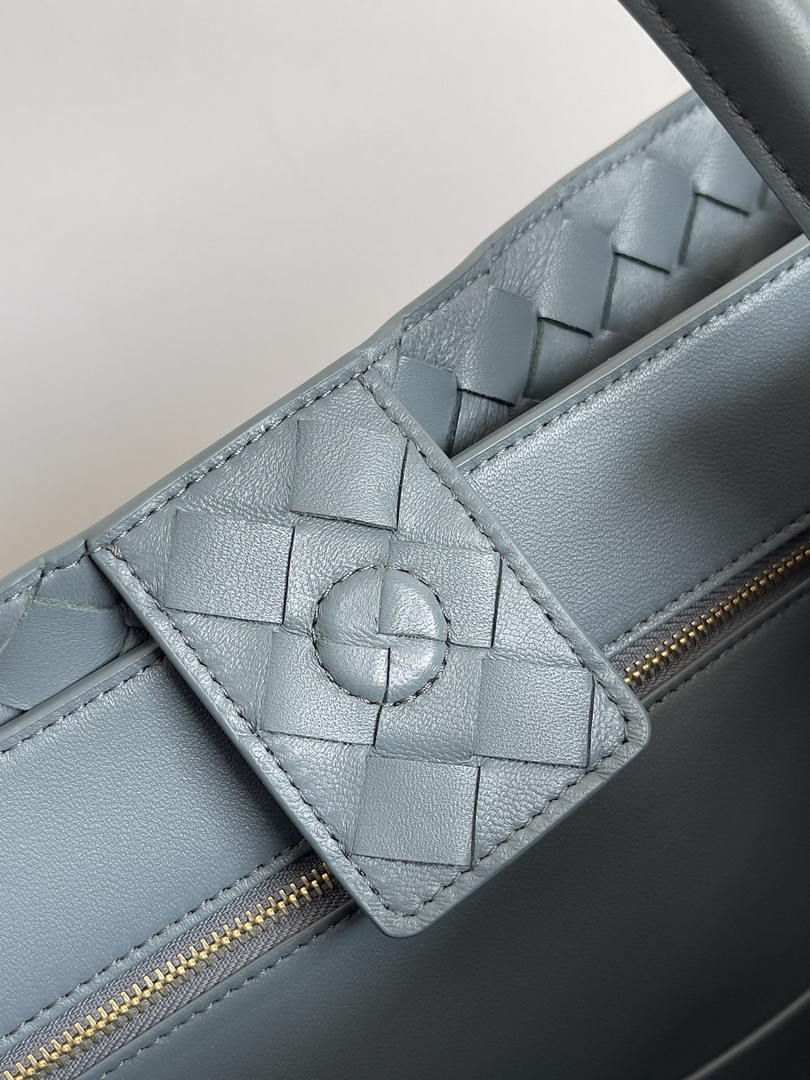 Bottega Veneta BV 766019 Large Andiamo fondant bag BV9912