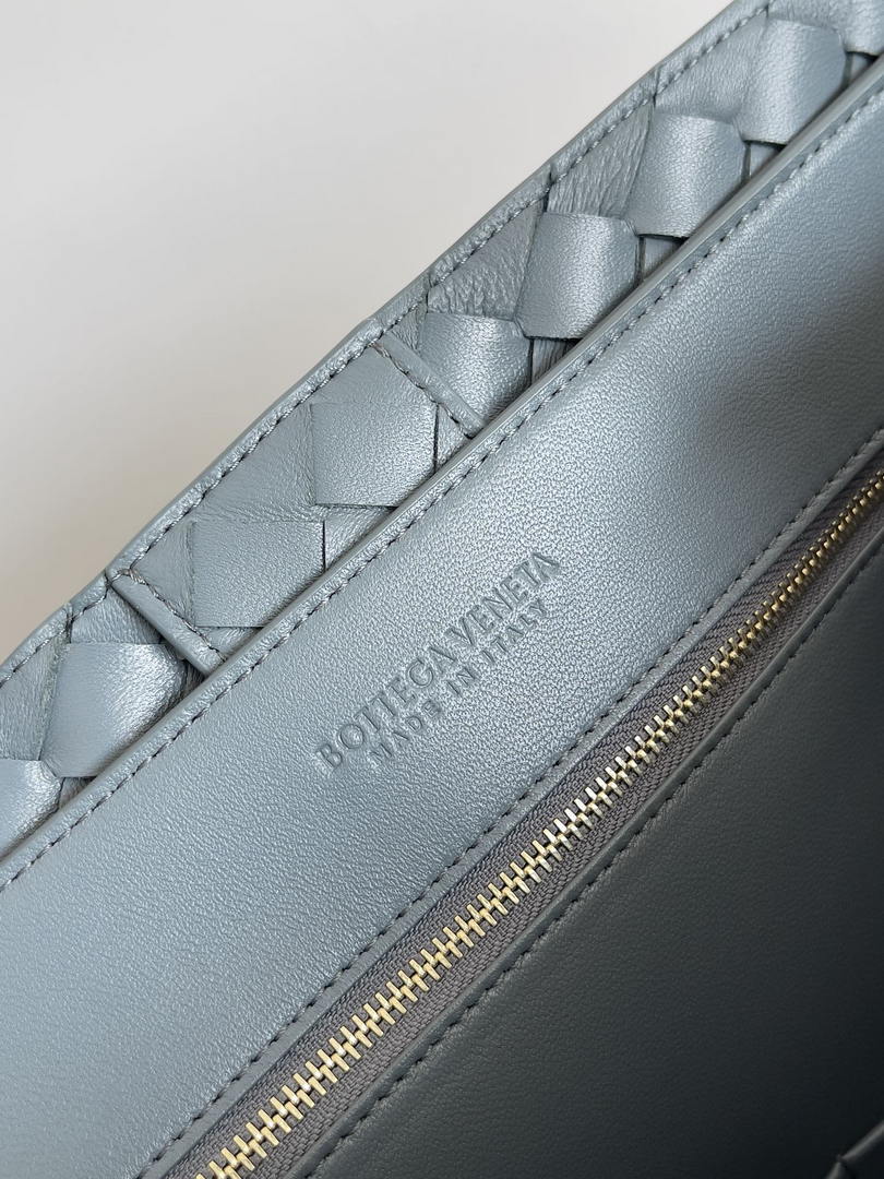 Bottega Veneta BV 766019 Large Andiamo fondant bag BV9912