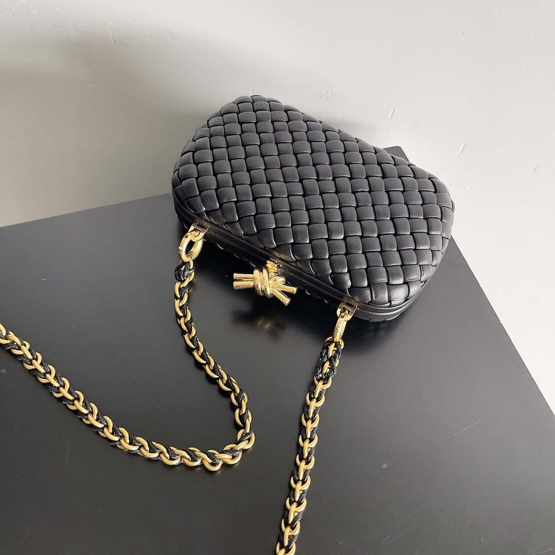 Bottega Veneta BV 776662 Knot With Chain BV10110