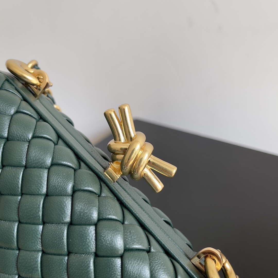 Bottega Veneta BV 776662 Knot With Chain BV10111
