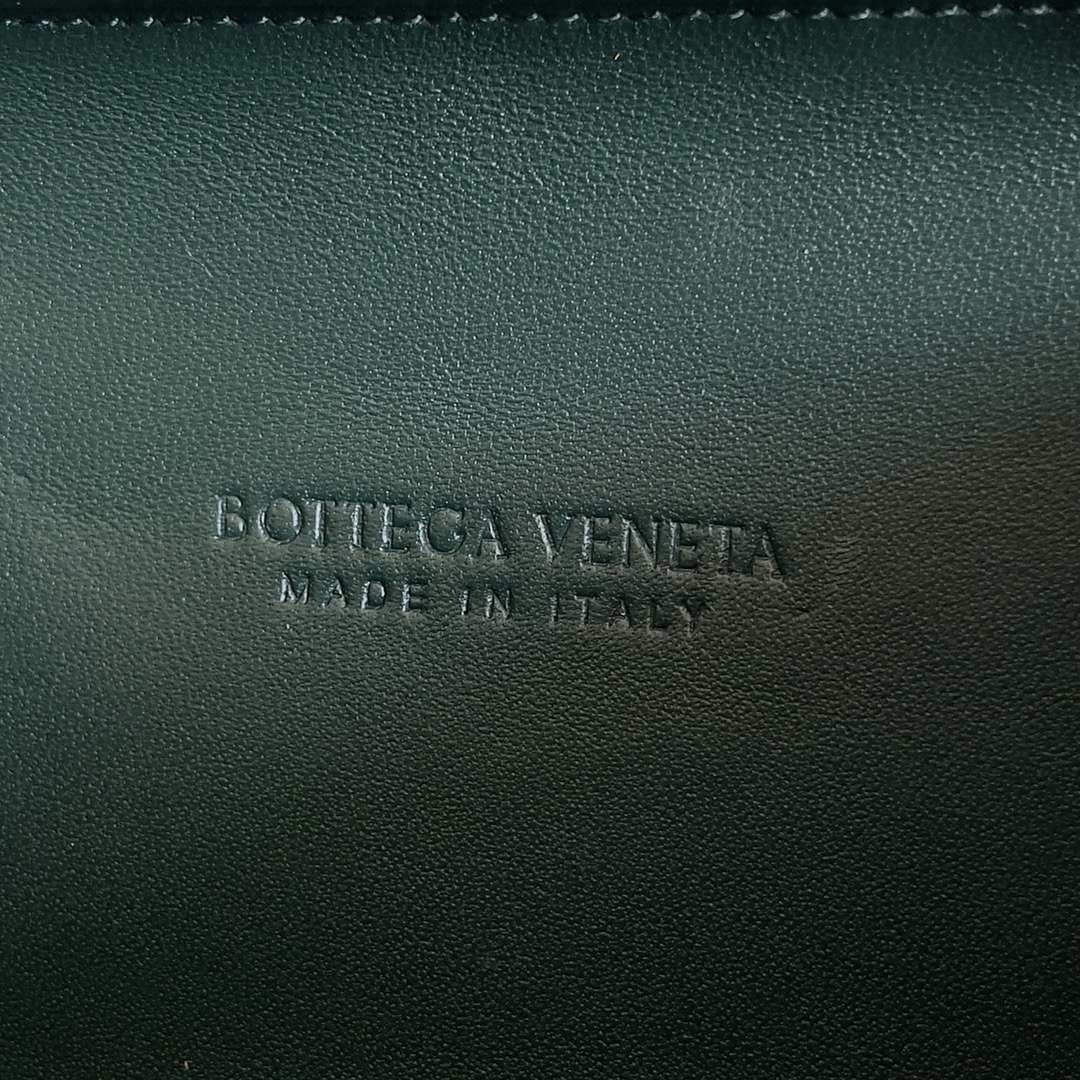 Bottega Veneta BV 776662 Knot With Chain BV10111