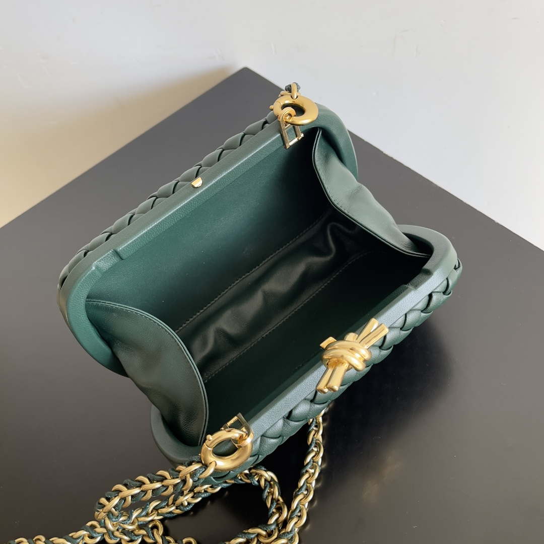 Bottega Veneta BV 776662 Knot With Chain BV10111