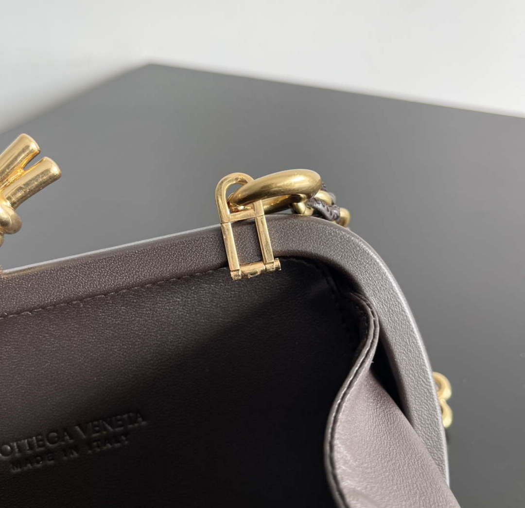 Bottega Veneta BV 776662 Knot With Chain BV10112
