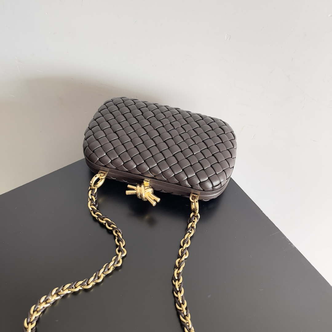 Bottega Veneta BV 776662 Knot With Chain BV10112