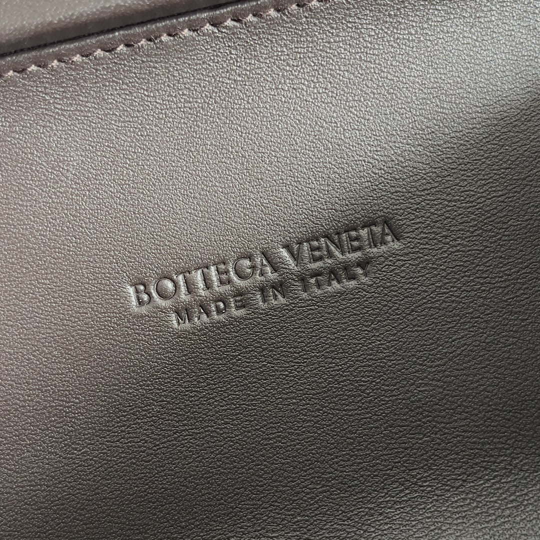 Bottega Veneta BV 776662 Knot With Chain BV10112