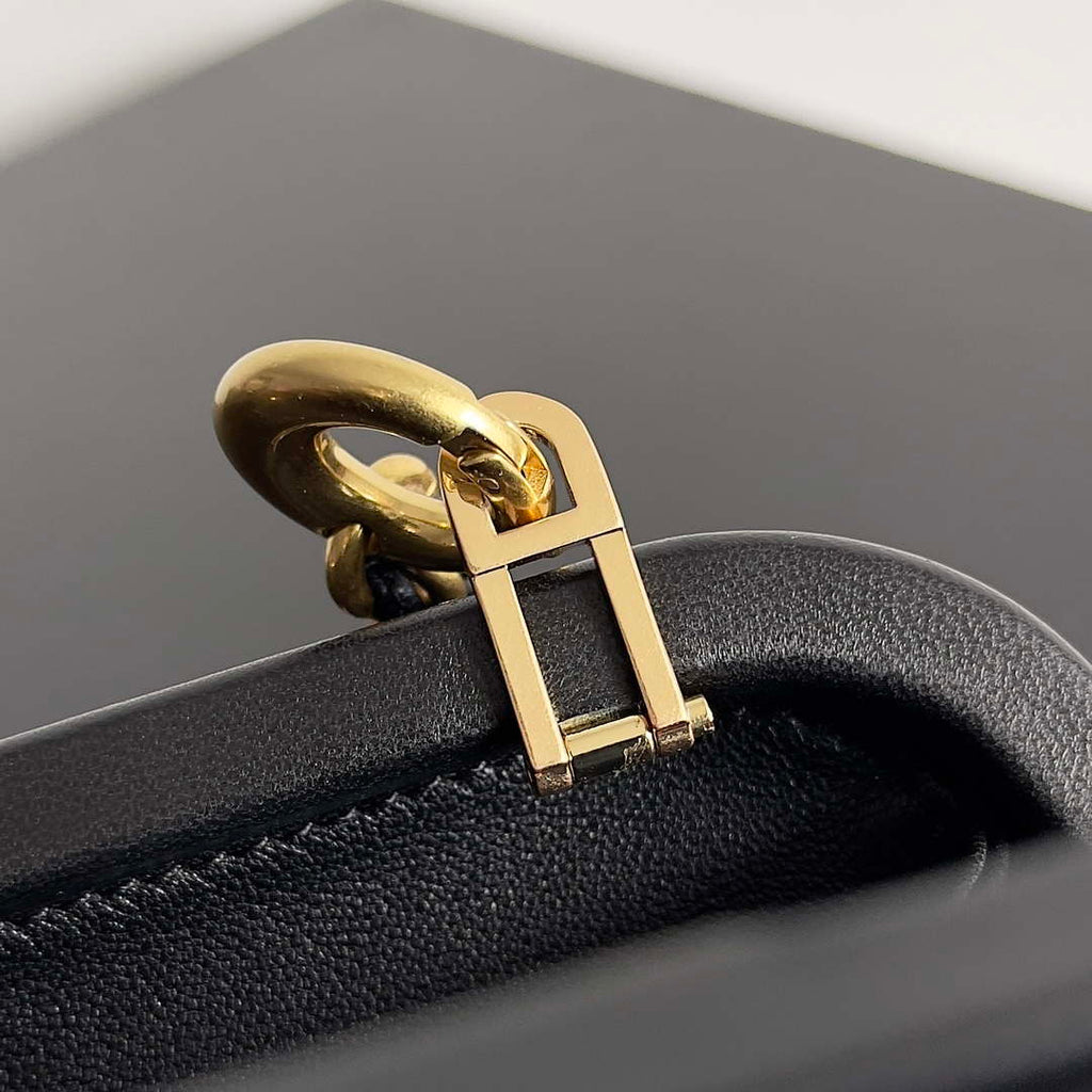 Bottega Veneta BV 776662V01D11019 Knot with Chain Black