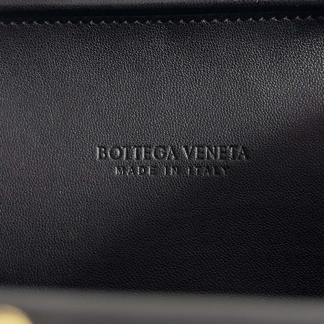 Bottega Veneta BV 776662V01D11019 Knot with Chain Black