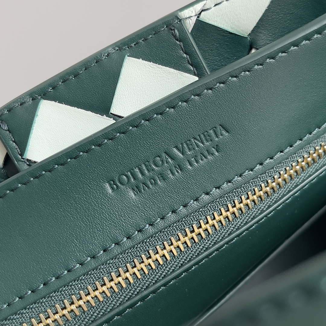 Bottega Veneta BV 779152 Small Andiamo green & White