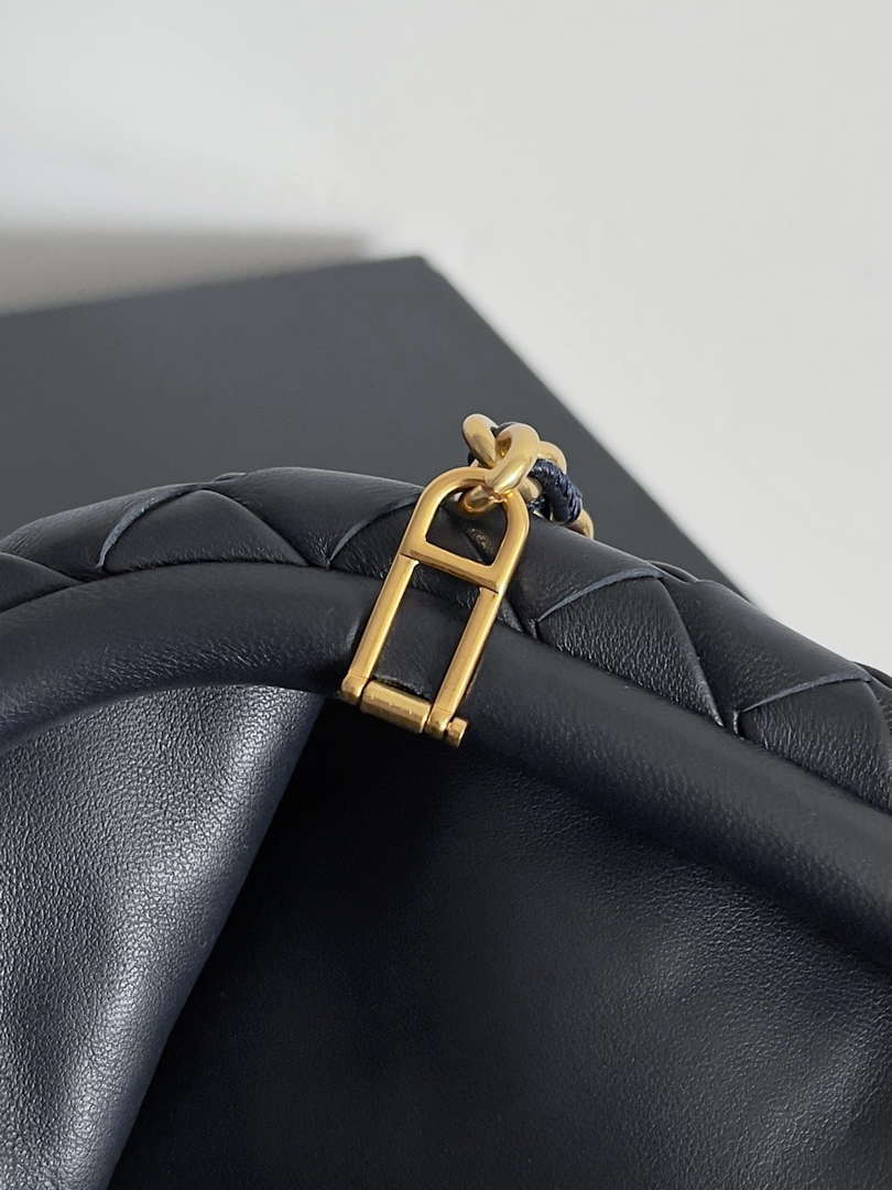 Bottega Veneta BV 785807 Lauren 1980 clutch Bag BV92024 Navy Blue