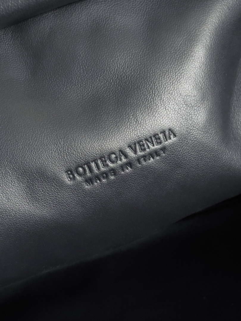 Bottega Veneta BV 785807 Lauren 1980 clutch Bag BV92024 Navy Blue